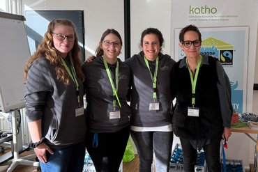 Vier Frauen posieren stehend für das Foto