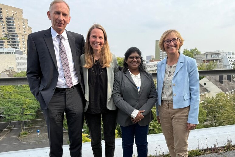 Vier Personen von katho und Stella Maris College stehen auf dem Balkon in Köln und lächeln in die Kamera.