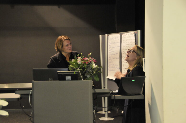 Die Dekanin Prof.in Dr. Heike Wiemert verabschiedet Prof.in Dr.in Anna Zembala