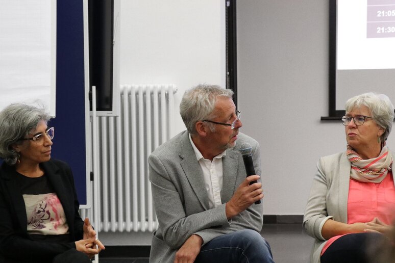 Veronika Schönhofer-Nellessen (Servicestelle Hospizarbeit, rechts), Fattaneh Afkhami (links) und Prof. Dr. Manfred Borutta (katho, Mitte)