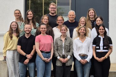 Gruppenbild auf einer Treppe mit ca. 15 Leuten.