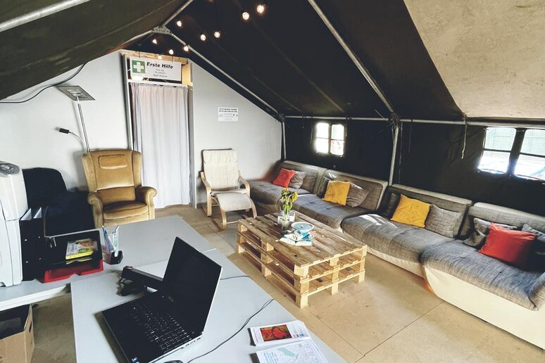 Mit Hilfe der ausgefüllten Fragebögen, die direkt vor Ort durchforstet werden, werden identifizierte Notfälle tagesaktuell an die Stadt übermittelt.