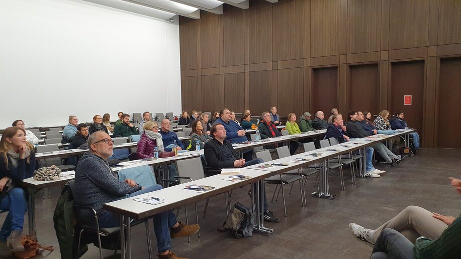 Rund 50 Teilnehmende hörten gespannt den Vorträgen zu und diskutierten im Anschluss der Podiumsdiskussion. 