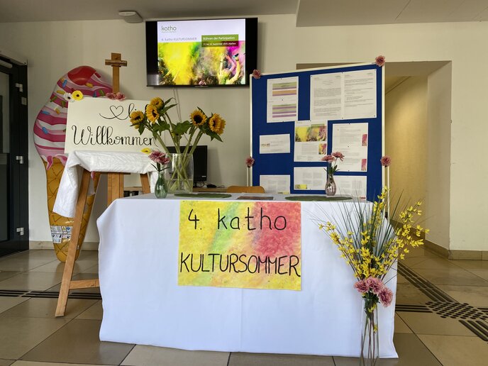 Ein dekorierter Tisch steht im Eingangsbereich  der katho zur Begrüßung der Gäste