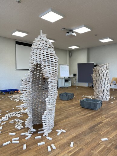 Das Bild zeigt zwei Säulen, die aus Bausteinen gebaut wurden