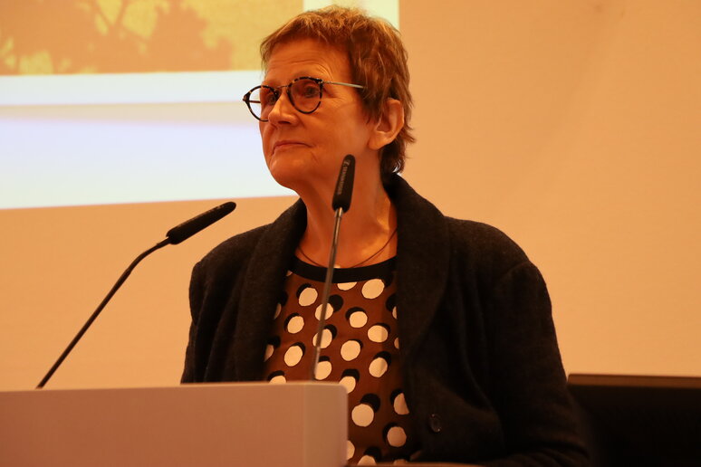 Festbeitrag von der ehemaligen Dekanin des Fachbereichs Sozialwesen Prof.in Dr.in Bernadette Grawe.