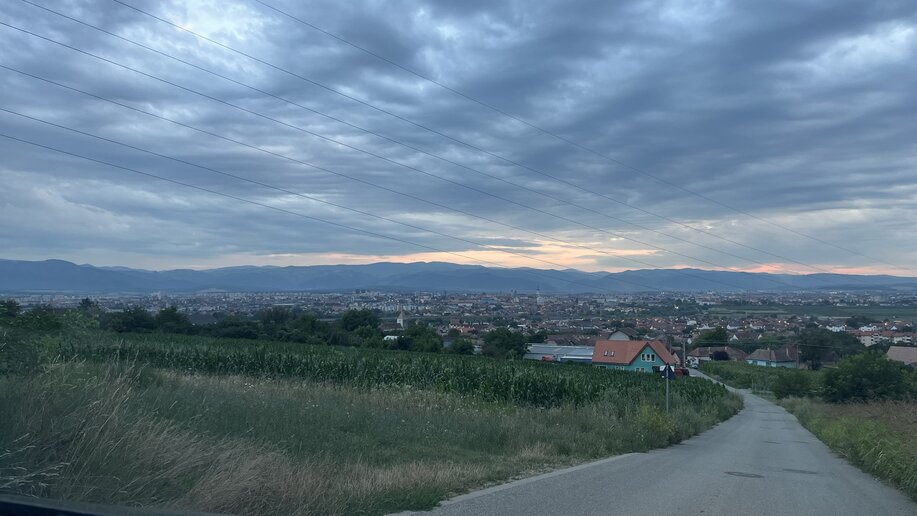 Panoramablick auf das abendliche Hermannstadt von Gușterița/Hammersdorf aus