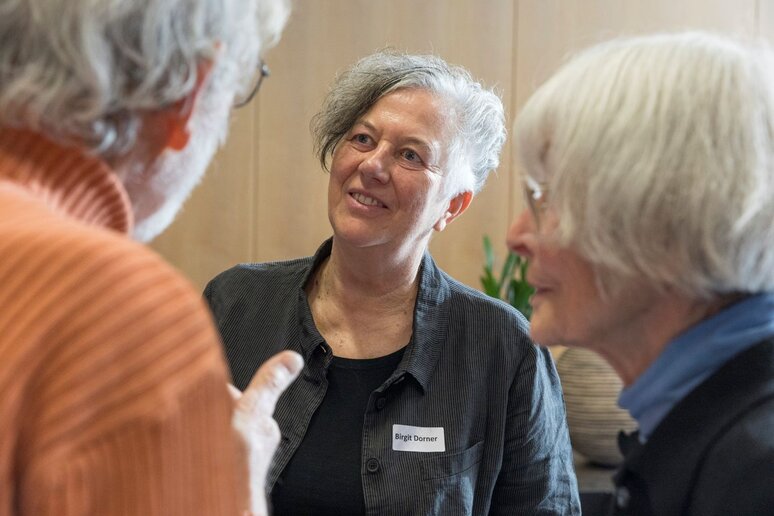 Drei Menschen im Gespräch miteinander.