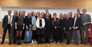 Absolvent_innen freuen sich gemeinsam mit den Dozierenden über ihren Abschluss.