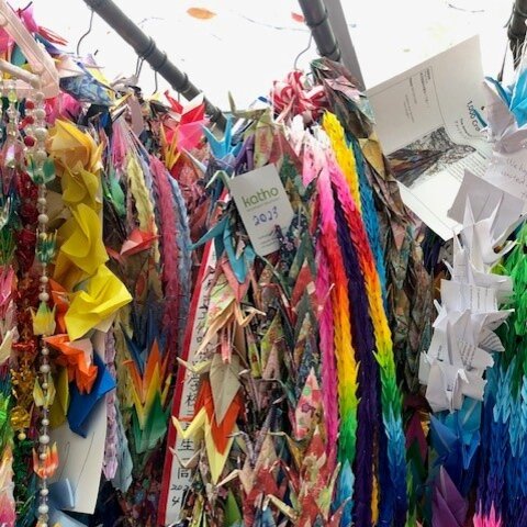 Das katho-Logo und zahlreiche Origami-Kraniche.