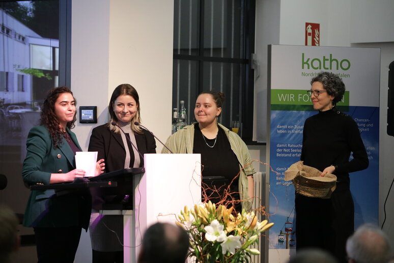 Mehrere Menschen am Rednerpult