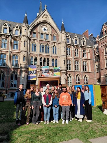 Die Exkursionsgruppe aus katho-Studierenden und der Kursleitung ist zu sehen. 