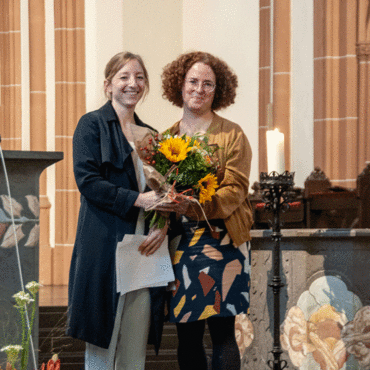 Prof.in Dr.in Julia Steinfort-Diedenhofen mit der diesjährigen Thesispreisträgerin Luise Dinger bei der Preisverleihung.