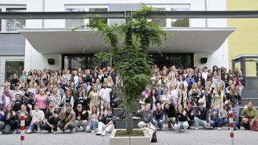 Gruppenfoto der Erstsemester vor dem Eingang der Hochschule.