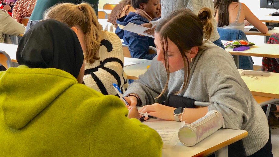 Zu sehen sind deutsche und französische Studierende während der Seminararbeit.