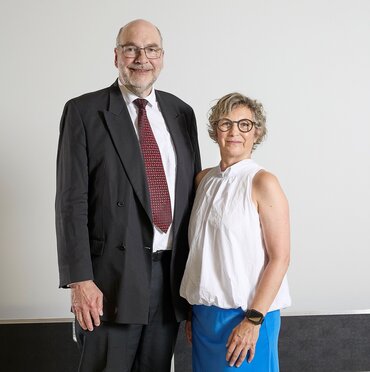 Der amtierende Vorstandsvorsitzende Professor Martin Sternberg steht neben seiner designierten Nachfolgerin Professorin Eike Quilling.
