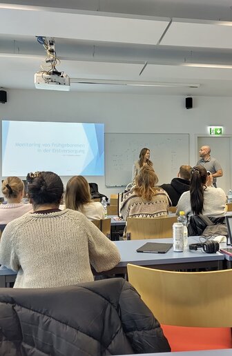 Frau Labenz hält eine Vorlesung in vollem Hörsaal.