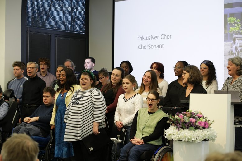 Der Chlor steht auf der Bühne der Aula