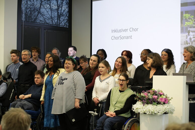 Der Chlor steht auf der Bühne der Aula