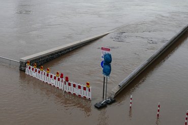 Der überflutete Rheinboulevard wird gezeigt.