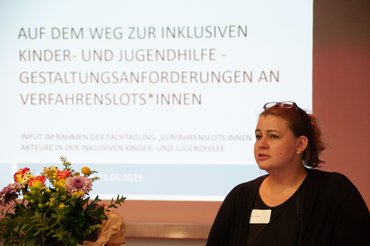 Eva Dittmann hält einen Vortrag.