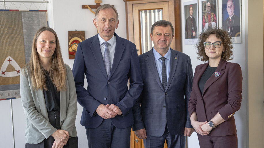 Gruppenfoto mit Kanzler Bernward Robrecht und Lisa Jungkamp sowie dem Rektor Prof. Dr Jaroslav Demko und Dr.in Michaela Moldova Chovancova (Erasmus+ Coordinatorin).
