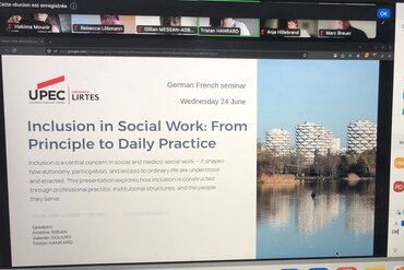 Eine Powerpointfolie informiert über die Paris-Est/Créteil und zeigt zeigt einen horizontales Bild des Universitätsgebäude.