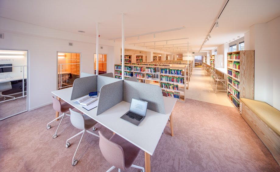 Blick auf den Arbeitsbereich und die Regale in der neuen Hochschulbibliothek Köln.