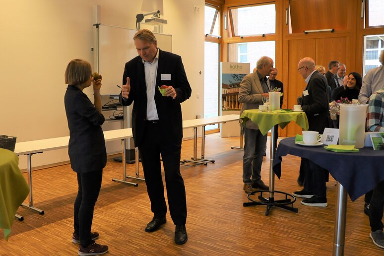 Pausengespräch mit Prorektor Martin Klein und Helene Hofmann vom International Office.