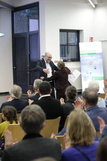 Martin Sternberg steht am Rednerpult