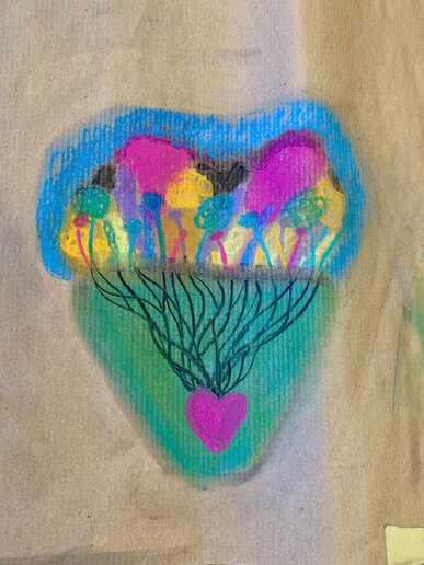 Ein gemaltes Bild in Form eines Herzen welches viele verschieden farbige Luftballons zeigt die ein Herz tragen.