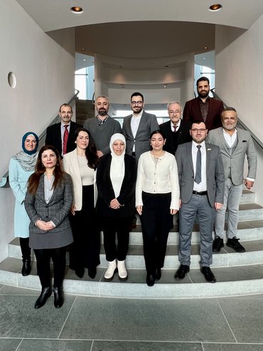 Gruppenfoto der Gesprächsteilnehmer_innen gemeinsam mit der Staatsministerin