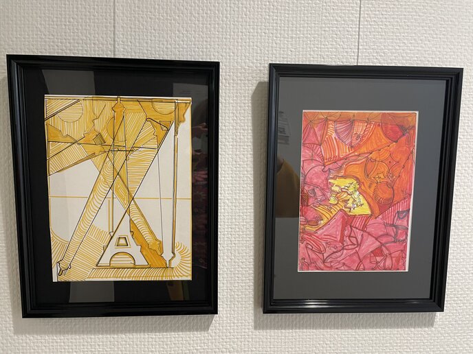 Das Bild zeigt zwei Gemälde mit vielen graden Linien.