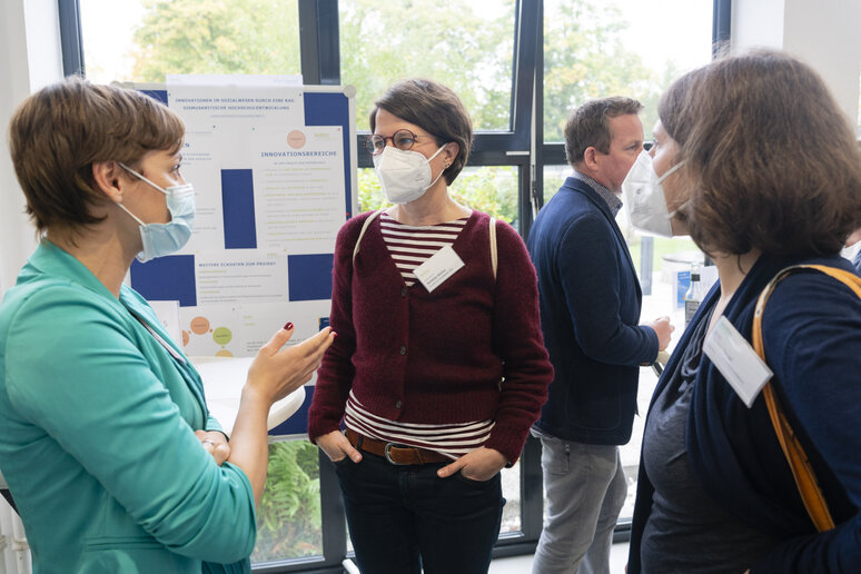 Menschen im Gespräch.