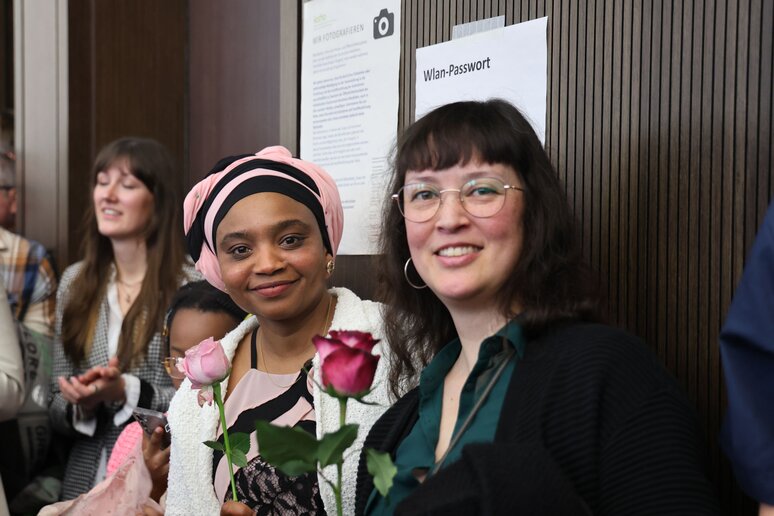 Glückliche Gesichter von Absolvent_innen.