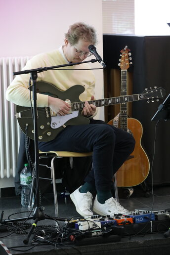 Der Musiker an der Gitarre