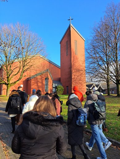 Gruppe auf Praxisbesuch von hinten