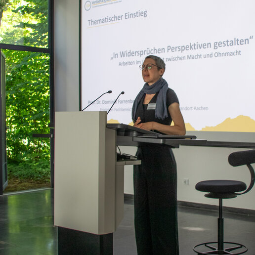 Julia Breuer-Nyhsen steht am Rednerpult