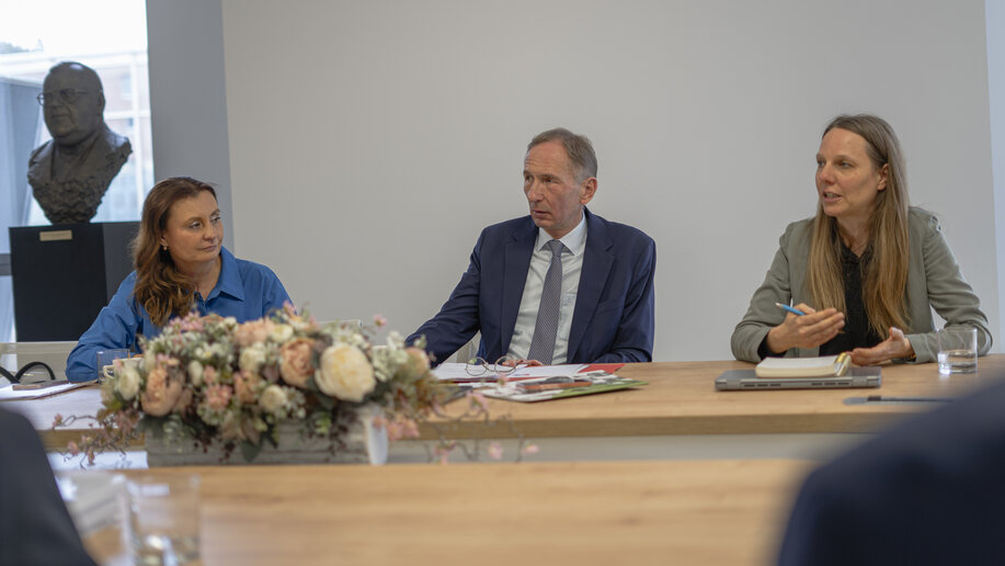 Drei Personen sitzen am Tisch und unterhalten sich. Mit dabei ist die Vice-Rectorin for International Relations Prof.in Dr.in Marketa Rusnáková von der Katholischen Universität Ružomberok.