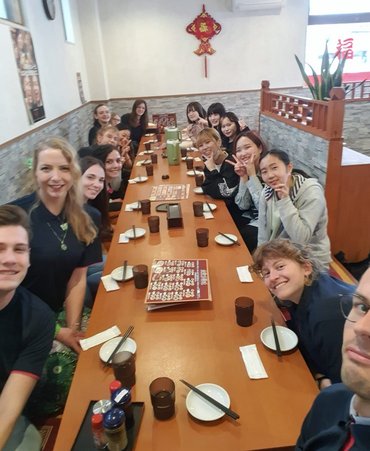 Selfie einer Gruppe, die an einem Restauranttisch sitzt.
