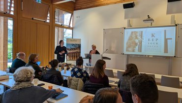 Studierende folgen der Präsentation von Michelle Engel.