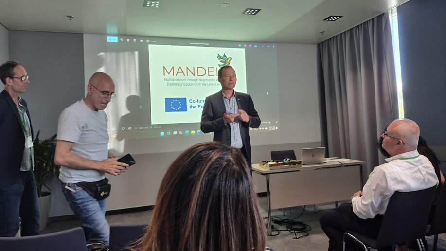 Der Rektor der Universität in Linz spricht vor einem Bildschirm.