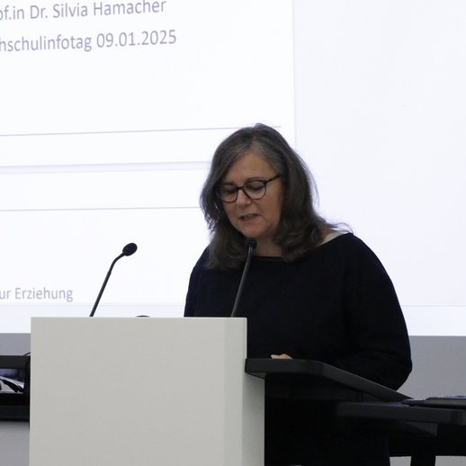 Prof.in Dr.in Silvia Hamacher begrüßt die Studieninteressierten