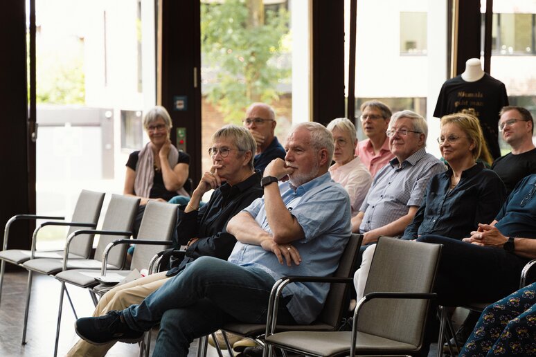 Die Geehrten sitzen im Publikum in der 1. Reihe und  lauschen gespannt dem Programm.