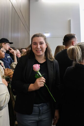 Glückliche Gesichter von Absolvent_innen.