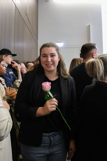 Glückliche Gesichter von Absolvent_innen.