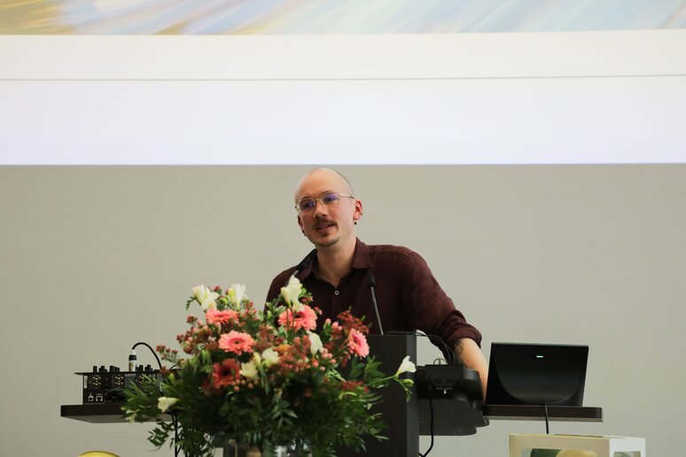 Der Preisträger für die beste Bachelorthesis Soziale Arbeit bedankt sich.