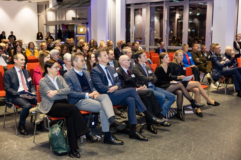 Teilnehmende sitzen in Reihen und verfolgen die Verleihung des Humboldtⁿ-Preises für Nachhaltigkeit.