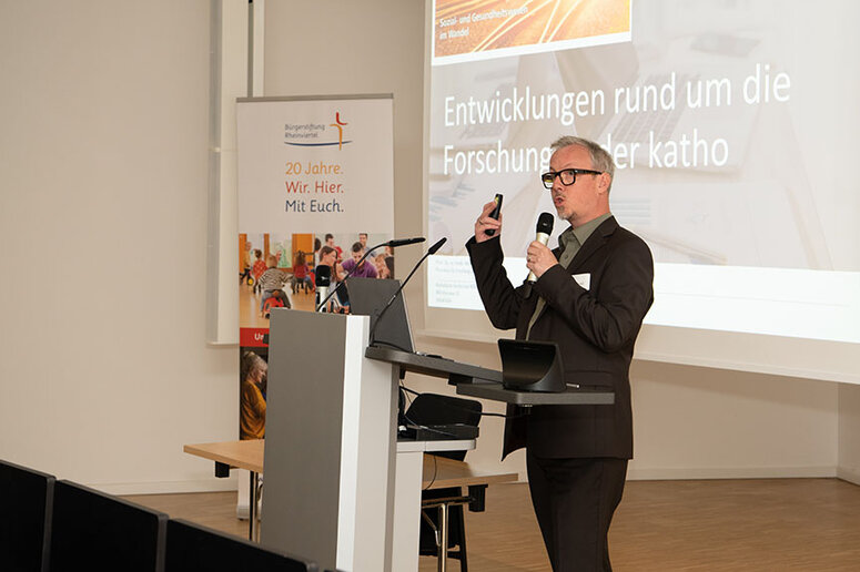 Prorektor Michael Isfort begrüßt die Teilnehmen im Großen Audimax am Standort Köln.