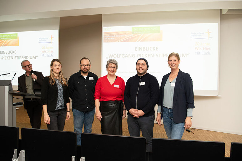 Agnes Leinweber steht mit vier Promovierenden in einer Reihe